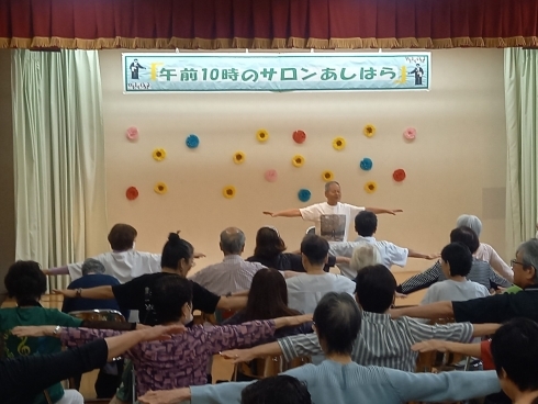 サロンで体操をしている写真