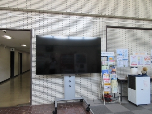 大型モニター
