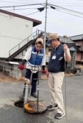 消火栓の水圧から漏水を調べている様子