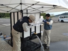 仮設水槽の設置の様子