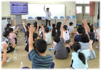 授業の中で下水道3択クイズに答える楽しそうな子どもたちの写真