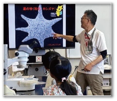室内講座「小さな化石にふれてみよう」の様子